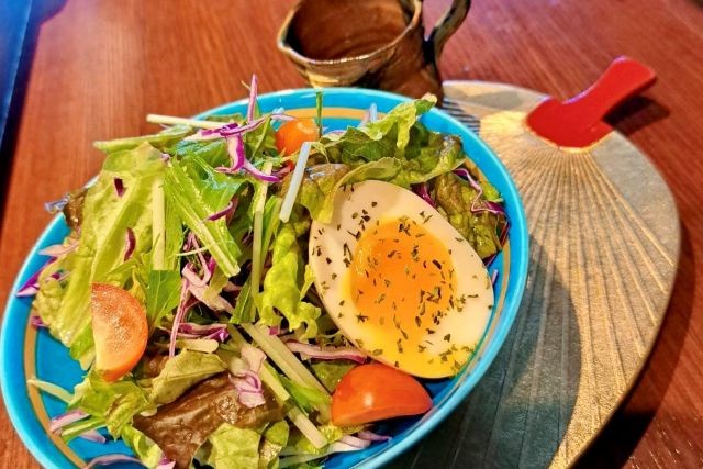 本日のサラダ（江別太田ファーム煮卵使用）